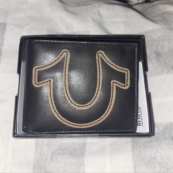 True Religion Black and Tan Key Card Holder with Horseshoe Design - Picture 1 of 3